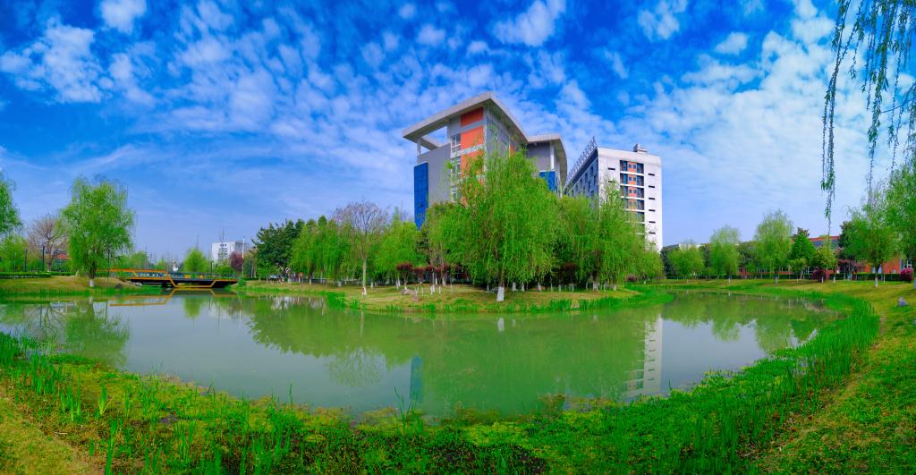 2025年6月-智慧之聲,浸潤校園:鷹米自助講解系統點亮成都鐵路衛校展廳